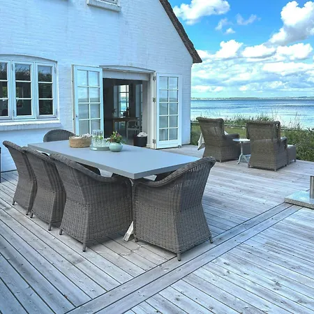 Summer House In Fisherman's Style By Helnaes Bay Vakantiehuis